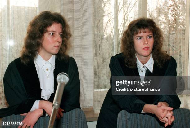 Die Staatsanwältinnen Heike Finke und Martina Fischl am 24. November 1994 im Gerichtssaal des Mainzer Landgerichts, wo das bundesweit größte...