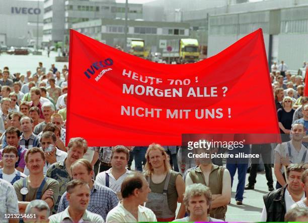 Mitarbeiter der Iveco-Magirus AG protestieren am 12.6.1997 auf dem Werksgelände in Ulm gegen den geplanten Stellenabbau von 700 Mitarbeitern....