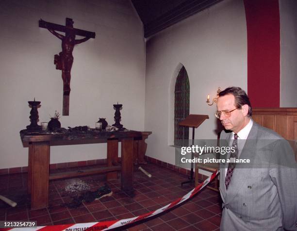 Der evangelische Bischof für Schleswig, Hans Christian Knuth, sieht sich am 15.6.1997 den Brandschaden in der Christu-Kirche von Husum an. Unbekannte...