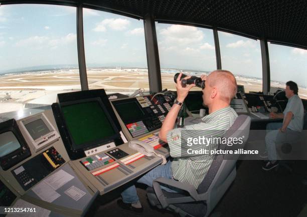 Fluglotsen beobachten am 16.6.1997 vom Kontrollturm des Frankfurter Airports die Flugzeugbewegungen auf dem Rollfeld. Die Deutsche Flugsicherung,...