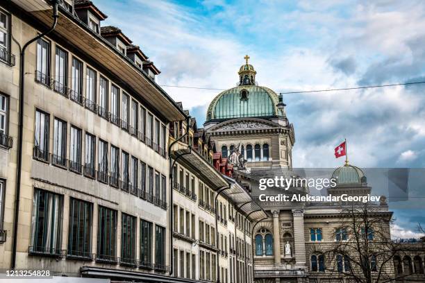 mehrfamilienhäuser in der nähe des schweizer parlamentsgebäudes in bern, schweiz - parlamentsgebäude regierungsgebäude stock-fotos und bilder