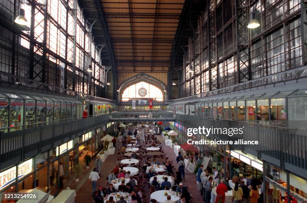 Als Visitenkarte aus Glas und Stahl präsentiert sich die Wandelhalle des Hamburger Hauptbahnhofs, die nach zweieinhalb Jahren Bauzeit fristgerecht...