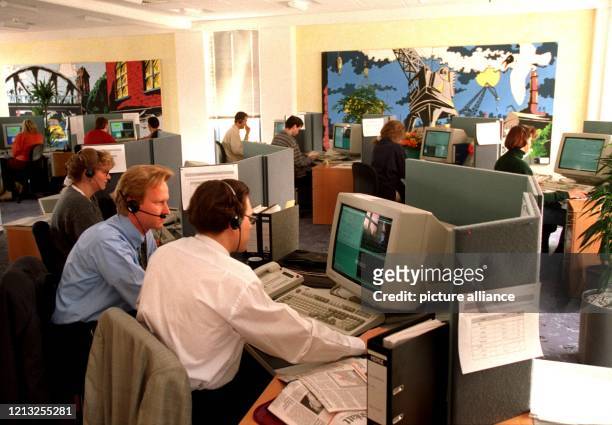 Beschäftigte der Comdirect Bank nehmen in der Telebanking-Zentrale des Unternehmens in Hamburg telefonisch Aufträge aus ganz Deutschland entgegen....