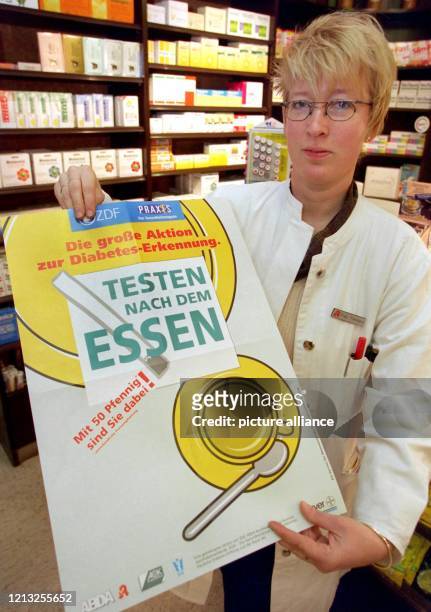 Die Hamburger Apothekerin Birgit Tienken zeigt am 21.1.1998 das Plakat, mit dem Apotheken unter dem Motto "Testen nach dem Essen" für eine...