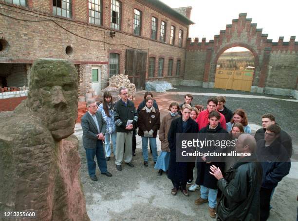 Eine Besuchergruppe besichtigt am 20.1.1998 das frühere Konzentrationslager Osthofen , das erste KZ im damaligen Volksstaat Hessen. Am Gedenktag für...