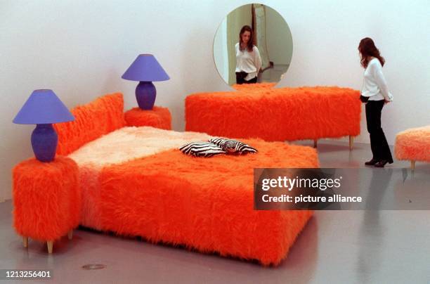 Eine Besucherin sieht sich am 18.6.1997 in den Hamburger Deichtorhallen die Kreation "Bedroom Ensemble" der Schweizer Interieurdesignerin Sylvie...