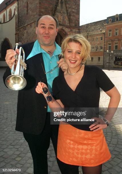 Das Duo Tiny Gehrlein und Tanya Nau vor der Stiftskirche in Landau in der Pfalz . Unter dem Gruppennamen «Die Dicken Kinder von Landau» präsentieren...