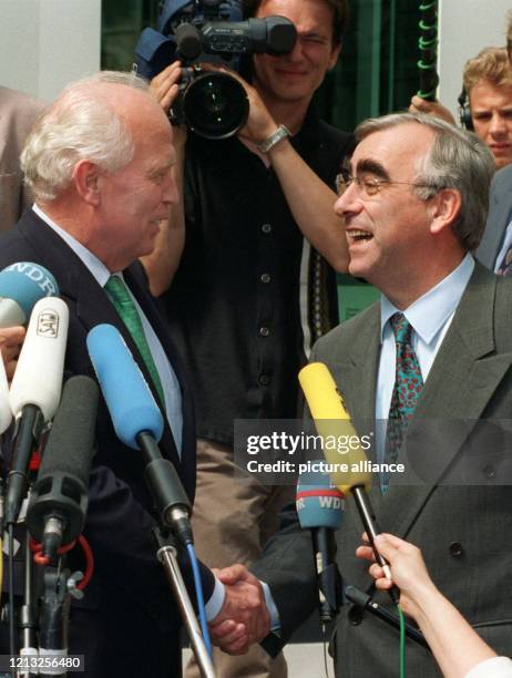 Einen Händedruck tauschen Bundesbankpräsident Hans Tietmeyer und Bundesfinanzminister Theo Waigel am 19.6.1997 in Bonn nach ihrer Einigung zur...