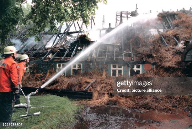 Feuerwehrleute ersticken am 14.6.1997 Glutnester in dem bis auf die Grundmauern heruntergebrannten historischen Rathaus in Worpswede bei Bremen. In...