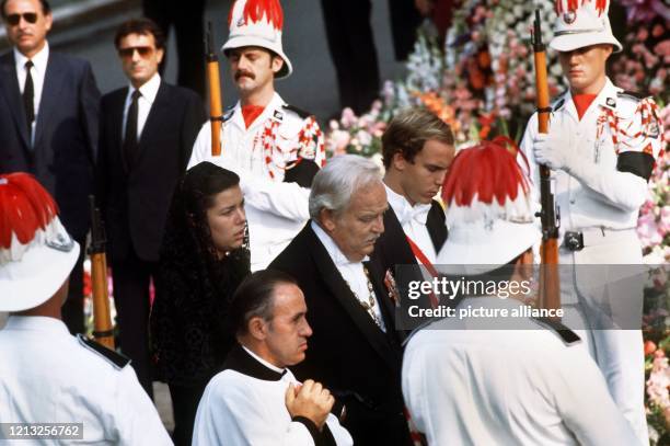 Fürst Rainier von Monaco und seine Kinder Prinzessin Caroline und Prinz Albert folgen am 18. September 1982 dem Sarg der verstorbenen Fürstin Gracia...