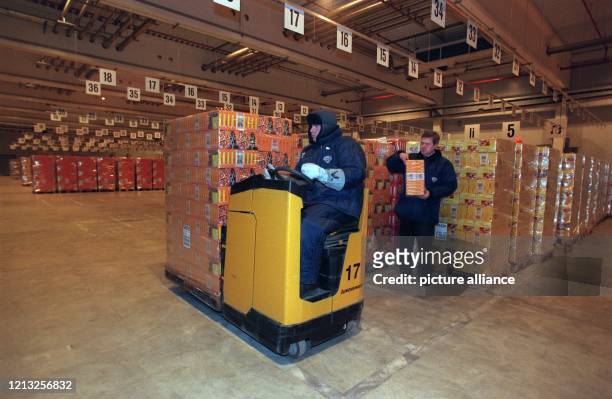 Warm eingepackt manövriert ein Arbeiter mit Gabelstapler im Auslieferungsbereich des neuerbauten Großkühlhauses "Tiefkühlzentrallager Reken" bei...