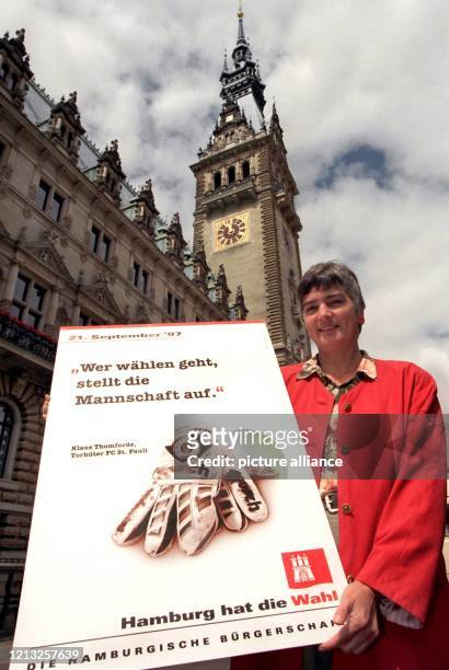 Ute Pape , Präsidentin der Hamburger Bürgerschaft, stellt am 25.6.1997 das Plakat für eine Kampagne vor, mit der für eine möglichst hohe Beteiligung...