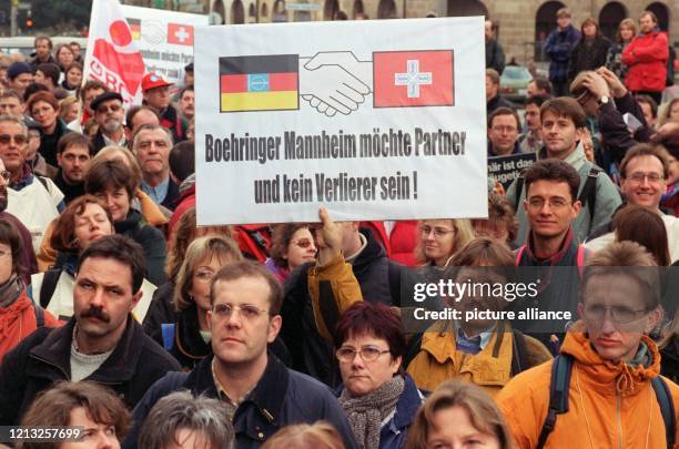 Über 15000 Beschäftigte des Pharmaunternehmens Boehringer Mannheim und anderer Betriebe aus Italien und der Schweiz protestieren am17.1.1998 bei...