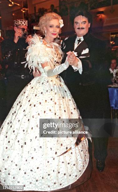Modezar Rudolph Moshammer tanzt am 17.1.1998 beim 25. Deutschen Filmball in München mit Renate Hirsch aus Salzburg, die seit Jahren bekannt für ihre...