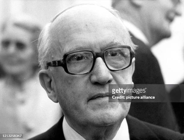 Der deutsche Jurist und Politiker Walter Hallstein am 16. November 1976 in Stuttgart. Nach Professuren in Rostock und Frankfurt am Main fungierte...