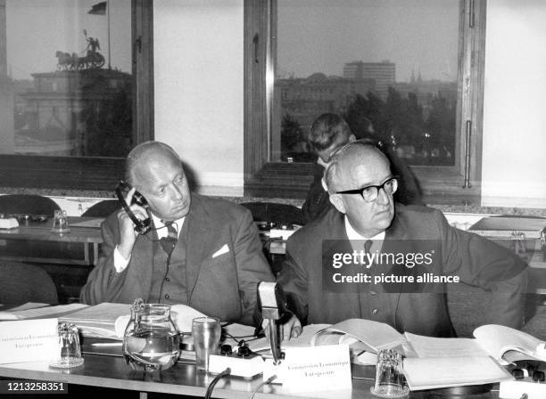 Walter Hallstein am 15. September 1966 im Berliner Reichstag während einer Sitzung des politischen Ausschusses des europäischen Parlaments. Links...