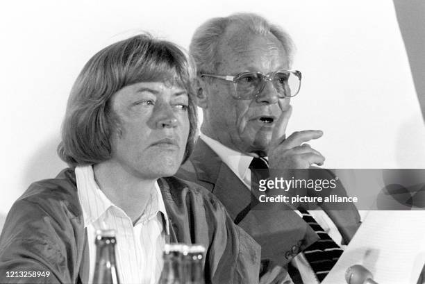 Der SPD-Vorsitzende Willy Brandt und die Vorsitzende der Arbeitsgemeinschaft sozialdemokratischer Frauen, Inge Wettig-Danielmeier, am 30. Juni 1986...