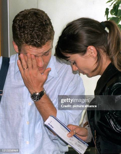 Oliver Bierhoff wartet am 5.7.1998 mit seiner Freundin Klara Szalantzy am Frankfurter Flughafen auf seinen Weiterflug nach München. Nach dem...