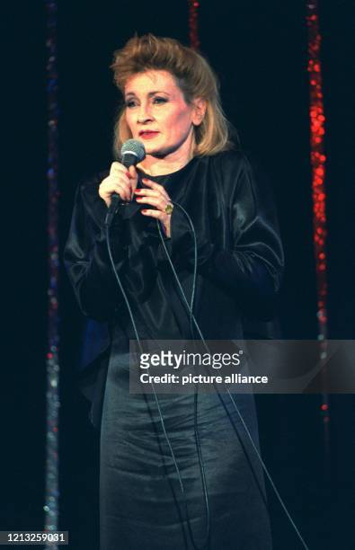 Die deutsche Schauspielerin und Sängerin Ingrid Caven wird am 3. August 1998 60 Jahre alt. Die Tochter eines Zigarettenhändlers wurde in Saarbrücken...