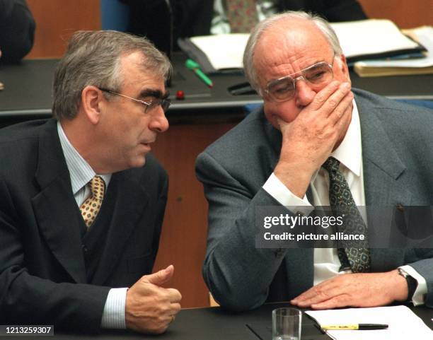 Nachdenklich lauscht Bundeskanzler Helmut Kohl den Worten von Bundesfinanzminister Theo Waigel am 26.6.1997 während der Debatte zur Steuerreform im...