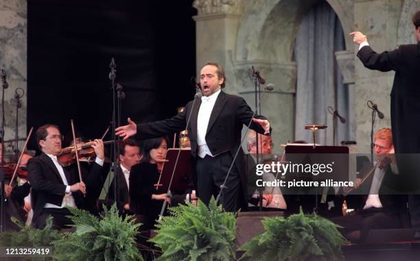 Trotz Erkältung meistert der spanische Tenor Jose Carreras am 26.6.1997 in Hannovers historischem Garten im Stadtteil Herrenhausen vor 10000...