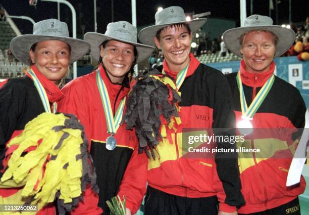 Franziska van Almsick, Sandra Völker, Katrin Meissner und Simone Osygus freuen sich am 14.1.1998 nach der Siegerehrung bei der Schwimm-WM in Perth...