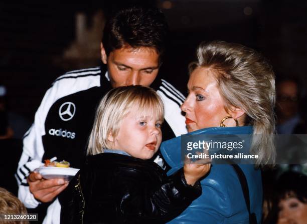 Das Archivfoto vom zeigt den deutschen Torhüter Bodo Illgner mit Ehefrau Bianca und Töchterchen Joline bei einem Familienfest der deutschen...