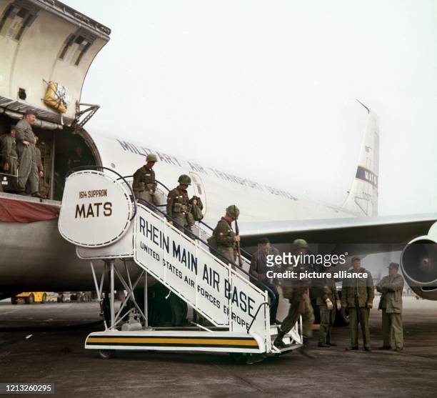 Auf der Frankfurter Rhein-Main-Air-Base treffen amerikanische Soldaten ein, die für das NATO-Manöver "Big Lift 1963" mit einer Transportmaschine des...