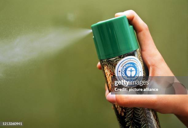 Ein Raumspray, das keine Fluorkohlenwasserstoffe als Treibgas beinhaltet, trägt den blauen Umweltengel als Hinweis auf seine Umweltverträglichkeit....
