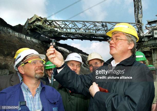 Der nordrhein-westfälische Wirtschaftsminister Bodo Hombach hält am 1.7.1998 im Braunkohletagebau Garzweiler ein Winkelprisma in der Hand, das ihm...