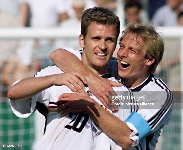 Oliver Bierhoff und Jürgen Klinsmann umarmen sich nach dem Schlußpfiff und freuen sich gemeinsam über den Sieg des deutschen Teams. Die Stürmerstars...