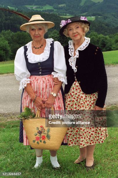 Jane Tilden und Gusti Wolf als Zwillingsschwestern Jane und Gusti, aufgenommen am 30.6.1997 in Gmunden bei den Dreharbeiten zu neuen Folgen der Serie...