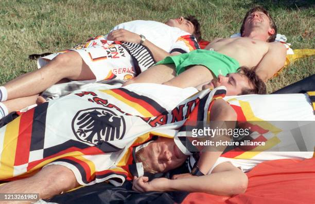 Deutsche Fans liegen am vor dem Idrottspark, dem Stadion in Norrköping, in der Sonne und machen ein "Nickerchen". Die deutsche...