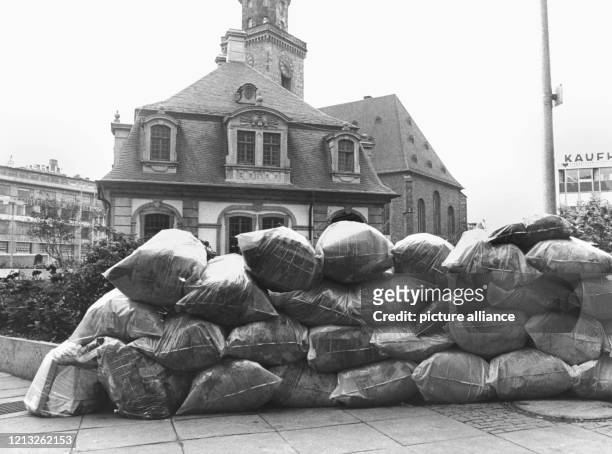 Eine Woche nach Streikbeginn stapeln sich die Müllsäcke, wie hier vor der Frankfurter Hauptwache am 15. Juni 1971, in den Straßen der hessischen...