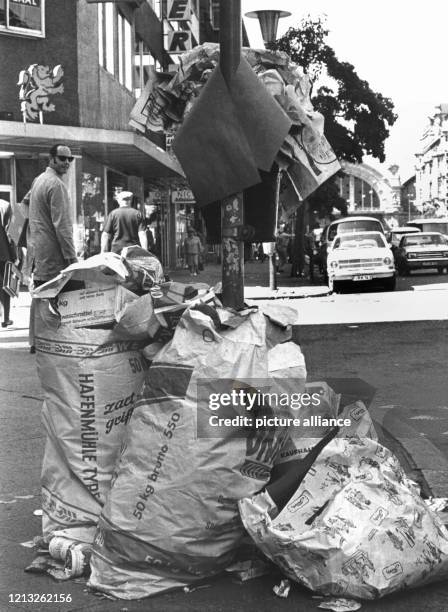 Eine Woche nach Streikbeginn stapeln sich die Müllsäcke, wie hier am 14. Juni 1971, in den Straßen der hessischen Großstadt. Ein Ende des Konflikts...