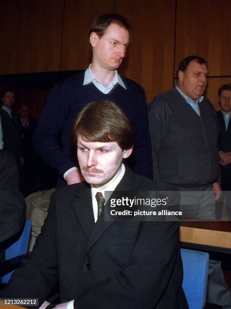 Die Brüder Dietmar und Manfred Jüschke würdigen sich keines Blickes. Im Polizistenmord-Prozeß hat die Staatsanwaltschaft am 11. Januar 1995 in...