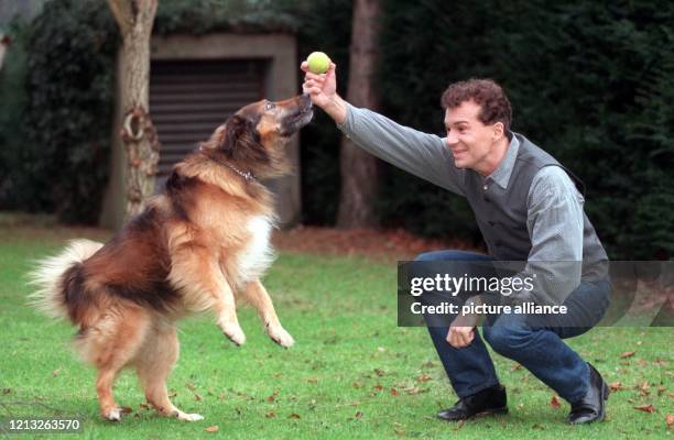 Stephan Greulich spielt mit dem 15 Jahre alten Mischlingsrüden Arco am 7.1.1997 im Garten des ZDF-Landesstudios in Düsseldorf. Der 37jährige...