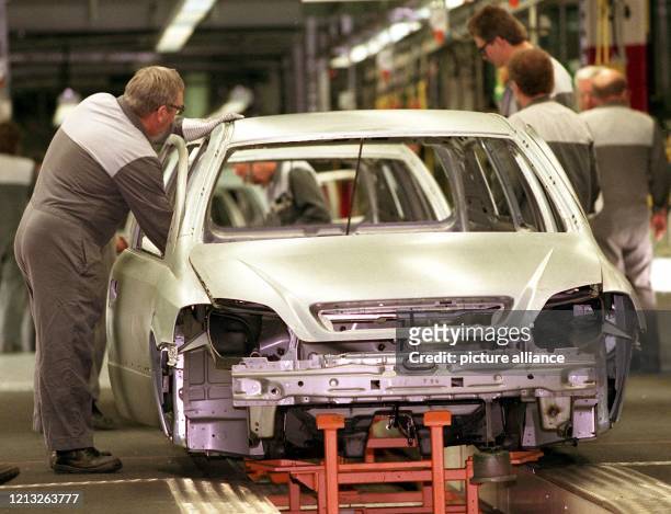 Ein Arbeiter überprüft am 6.1.1998 im Opel-Werk in Bochum die noch unlackierte Karosserie eines neuen Opel Astra Caravan. Seit dem 5. Januar läuft...