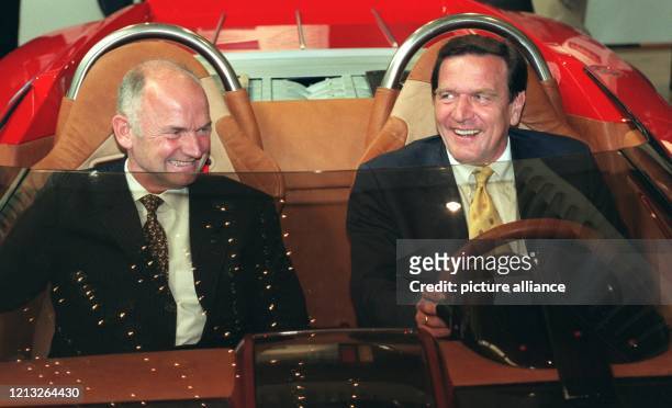 Der niedersächsische Ministerpräsident und SPD-Kanzlerkandidat Gerhard Schröder sitzt am 24.6.1998 gemeinsam mit dem Vorstandsvorsitzenden der...