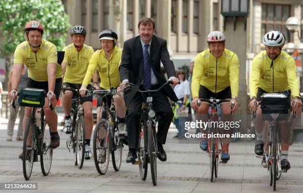 Hamburgs Bürgermeister Ortwin Runde fährt am 22.6.1998 auf seinem Fahrrad zusammen mit Teilnehmern der internationalen Radtour für die Dresdner...