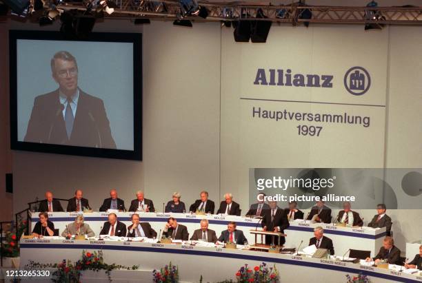 Henning Schulte-Noelle, Vorstandsvorsitzender der Allianz AG, hält am 10.7.1997 in München die Eröffnungsrede zur Hauptversammlung des...