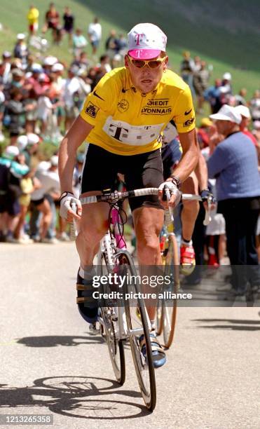Kampf um Meter und Sekunden: Im Gelben Trikot des Spitzenreiters absolviert Jan Ullrich am 20.7.1997 die 14. Tour de France-Etappe von Le Bourg...