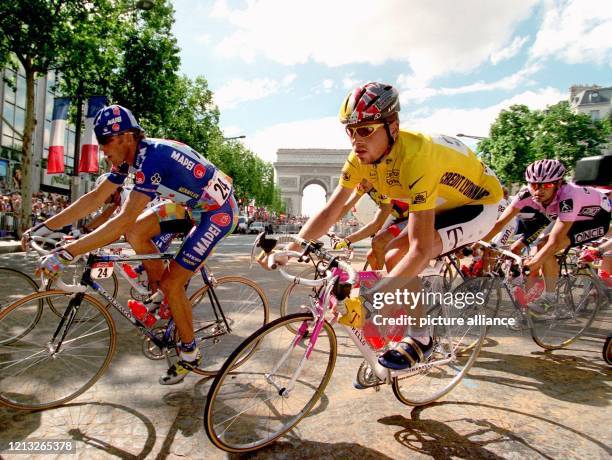 Jan Ullrich steuert am 27.7.1997 im Gelben Trikot des Tour de France-Spitzenreiters im Fahrerfeld auf den Champs Elysees in Paris dem Ziel entgegen....