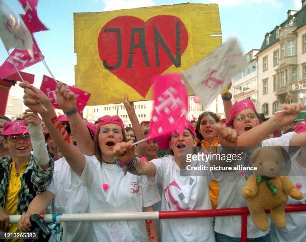 Mit Telekom-Fähnchen und einem großen Pappschild, auf dem ein Herz und der Vorname des Tour de France-Siegers Jan Ullrich abgebildet ist, feiern...