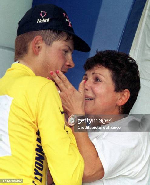 Jan Ullrich im Gelben Trikot des Spitzenreiters der Tour de France wird am 23.7.1997 in Colmar, dem Zielort der 17. Etappe, von seiner Mutter umarmt....