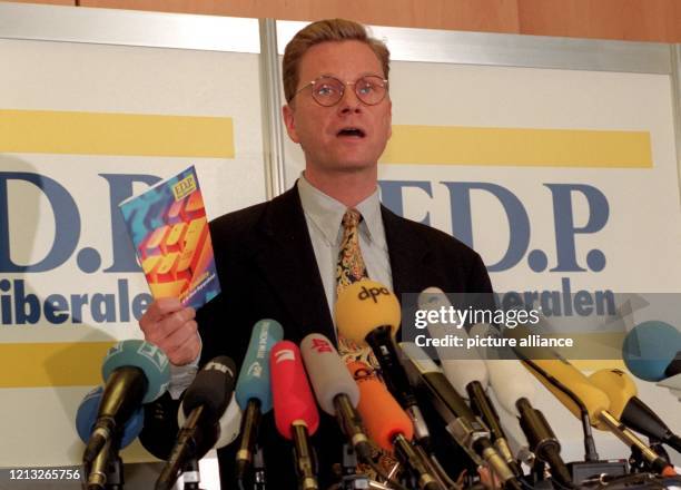 Mit einem Exemplar der "Wiesbadener Grundsätze" der FDP in der Hand beschwört FDP-Generalsekretär Guido Westerwelle auf einer Pressekonferenz am...