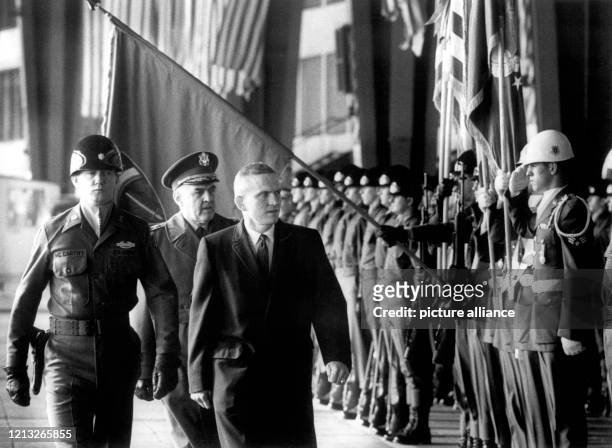 Frank Borman schreitet nach seiner Ankunft auf dem Berliner Flughafen Tempelhof am 12. Februar 1969 zusammen mit dem amerikanischen Stadtkommandanten...