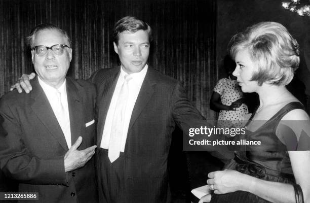 Der deutsche Schauspieler Karlheinz Böhm und seine dritte Ehefrau Barbara feiern am 28. August 1964 in München den 70. Geburtstag von Böhms Vater -...