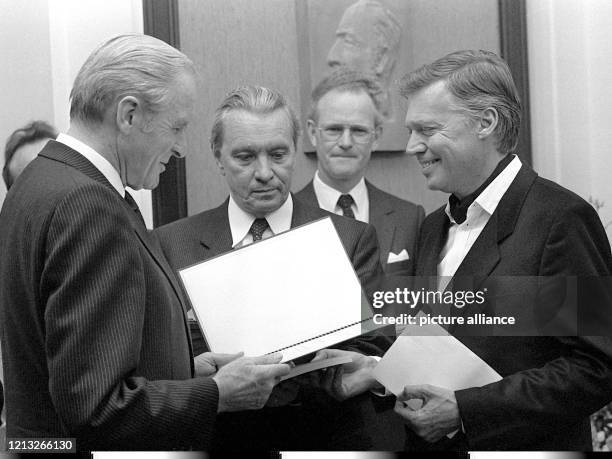 Für sein soziales Engagement in Afrika wird Karlheinz Böhm am 22. Mai 1985 in Bonn von Bundespräsident Karl Carstens mit dem Großen Verdienstkreuz...