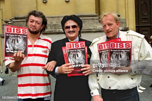 Seite an Seite mit den "BISS"-Verkäufern Burkard P. Und Günter A. Versucht "Modezar" Rudolph Moshammer am 19.6.1998 auf dem Münchner Odeonsplatz, das...